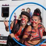 “Lá vem a Bonita!”: dupla de palhaços realiza apresentações de rua em Criciúma e Nova Veneza