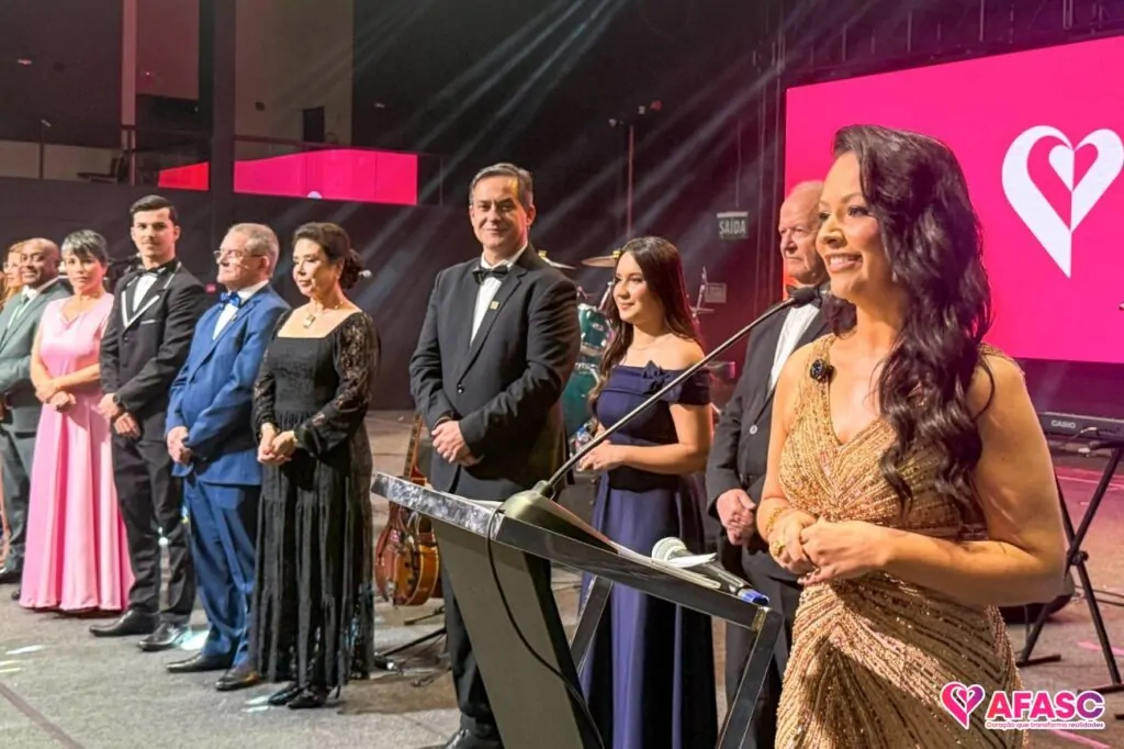 Baile das Estrelas da Afasc reúne 3 mil idosos em tarde de convivência e integração
