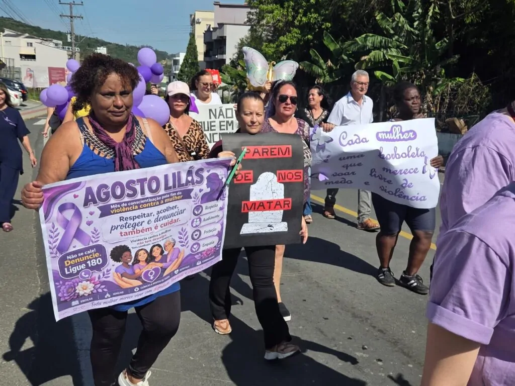 Caminhada pelo fim da violência contra a mulher é realizada em Urussanga