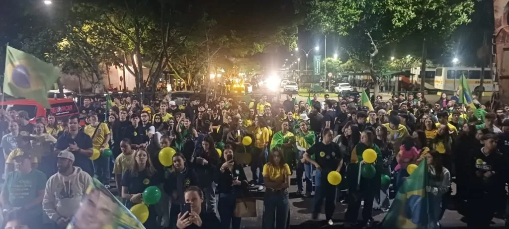 Ato organizado por estudantes de direita reúne cerca de 400 participantes em Criciúma